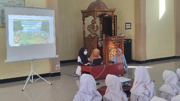 SMPN 1 Ngimbang Gandeng Puskesmas Ngimbang Gelar Sosialisasi Kesehatan Wanita untuk Siswa