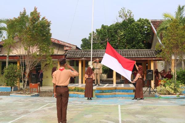 Tanamkan Jiwa Patriotisme SMP Negeri 1 Ngimbang Gelar Upacara Hari Pahlawan Nasional