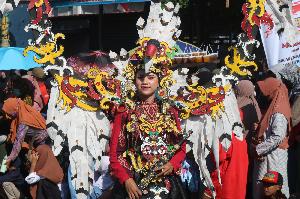 Kemeriahan Pawai Budaya SMP Negeri 1 Ngimbang Peringati HUT RI ke 78