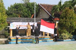 Peringati Hari Pendidikan Nasional, SMP Negeri 1 Ngimbang Adakan Upacara Bendera