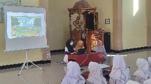 SMPN 1 Ngimbang Gandeng Puskesmas Ngimbang Gelar Sosialisasi Kesehatan Wanita untuk Siswa