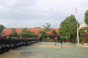 SMPN 1 Ngimbang Gelar Apel HJL ke 456 dan Beri Penghargaan untuk Siswa Berprestasi