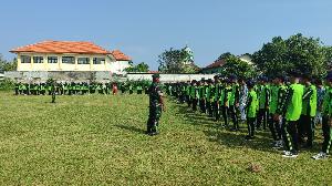 Tanamkan Kedisiplinan SMPN 1 Ngimbang Gelar Latihan PBB Bersama Koramil Ngimbang