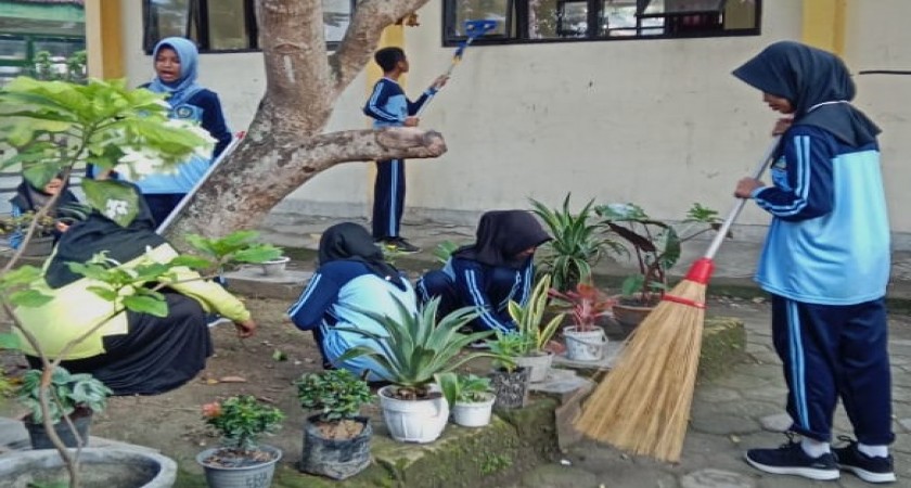 SMPN 1 Ngimbang Gelar 'Jumat Bersih' Meriahkan World Cleanup Day