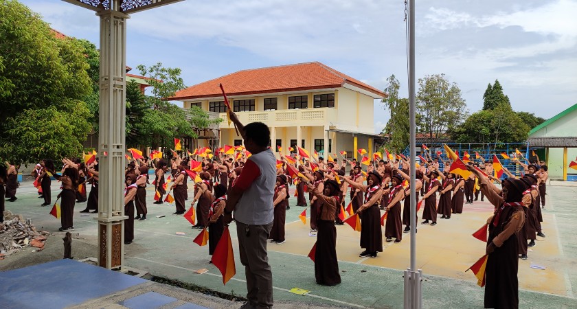Pelatihan Semaphore Warnai Kegiatan Pramuka di SMPN 1 Ngimbang