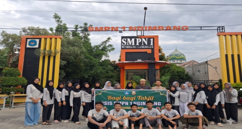 OSIS SMPN 1 Ngimbang Berbagi Takjil Ramadhan 1447 H untuk Pengguna Jalan