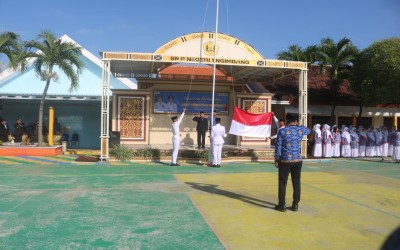 Upacara Peringatan Hari Pendidikan Nasional 2026 di SMP Negeri 1 Ngimbang Berlangsung Khidmat