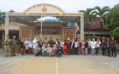 SMPN 1 Ngimbang Gelar Upacara dan Lomba Kreatif Peringati Hari Pahlawan 2025