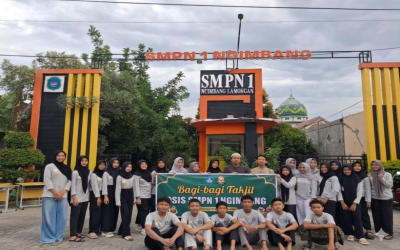 OSIS SMPN 1 Ngimbang Berbagi Takjil Ramadhan 1447 H untuk Pengguna Jalan