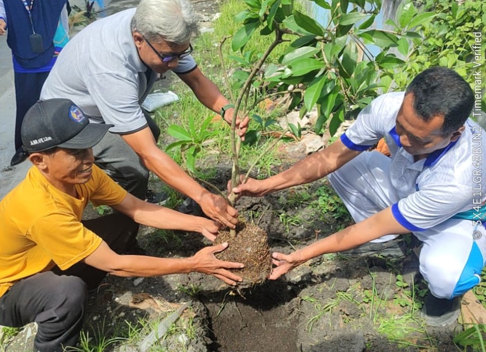 Penanaman Pohon di SMPN 1 Ngimbang. Foto : Spensa